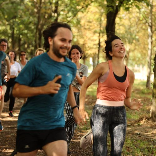 Groupe de participants courant sur un chemin boisé lors du Challenge Alice Milliat