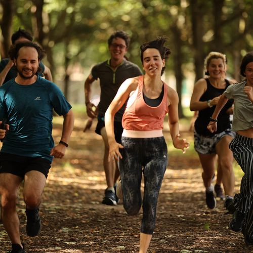 Participants en pleine course dans un parc lors du Challenge Alice Milliat
