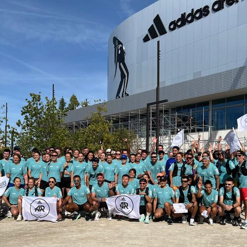 Participants rassemblés devant l'Adidas Arena lors du Challenge Alice Milliat