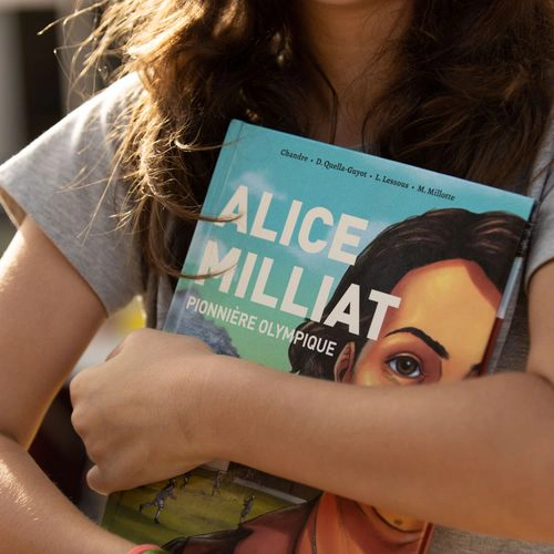 Livre Alice Milliat tenu par une participante lors d'une action de sensibilisation
