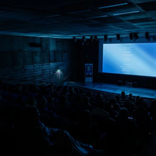 Projection dans une salle comble lors du festival Les Sportives en Lumière