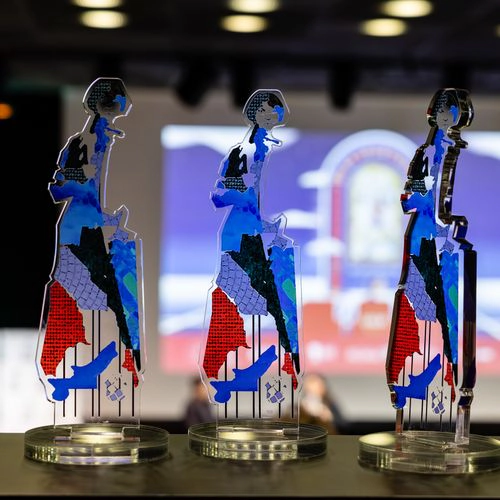 Trophées du festival Les Sportives en Lumière exposés avant la cérémonie