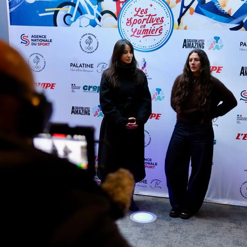 Intervenantes interviewées devant le photocall du festival Les Sportives en Lumière