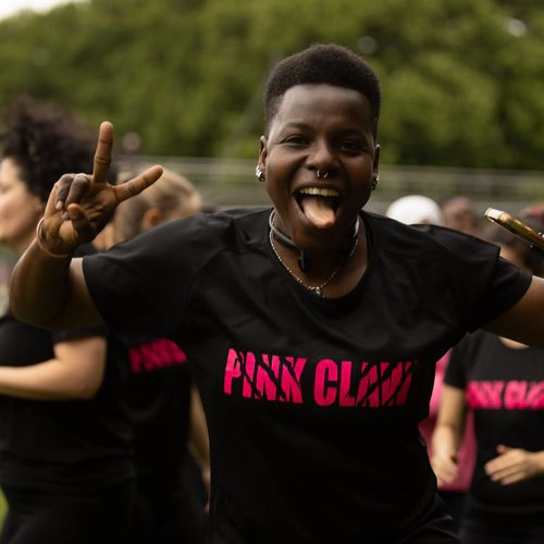 Participante souriante lors d'un atelier sportif inclusif dans un projet européen