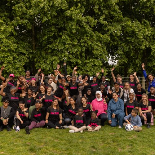 Groupe de participantes réunies pour une activité sportive dans le cadre d'un projet européen