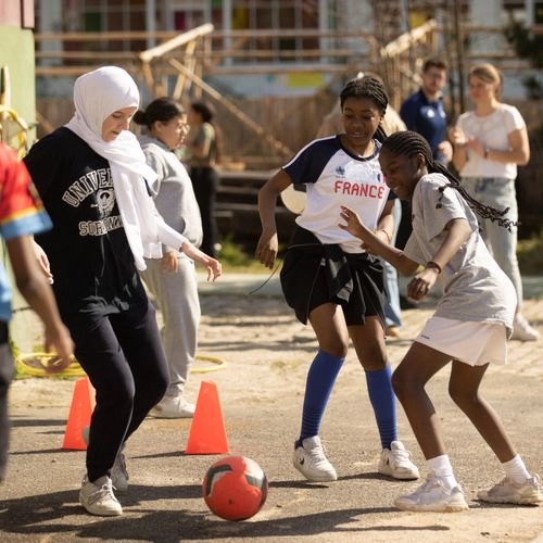 Jeunes filles participant à une activité sportive éducative dans un projet européen