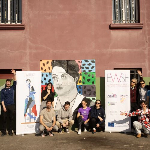 Participants posant devant une fresque et des supports du projet européen pour le sport féminin