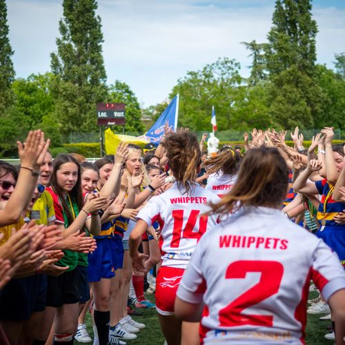 Joueuses entrant sur le terrain sous les applaudissements lors du Queens Rugby 7 Festival
