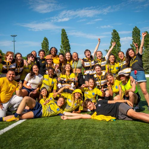 Équipe victorieuse posant avec médailles lors du Queens Rugby 7 Festival