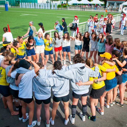 Joueuses de rugby réunies en cercle lors du Queens Rugby 7 Festival