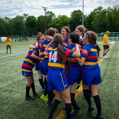 Équipe de rugby féminine célébrant une victoire lors du Queens Rugby 7 Festival