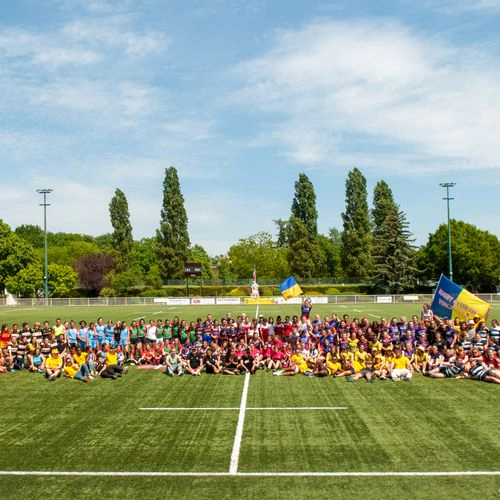 Participants rassemblés sur le terrain lors du Queens Rugby 7 Festival