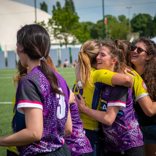 Joueuses de rugby se félicitant après un match lors du Queens Rugby 7 Festival