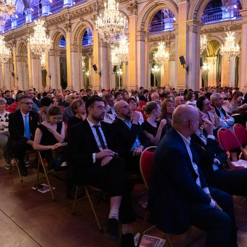 Public attentif lors de la cérémonie des Trophées Alice Milliat dans une grande salle