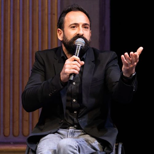 Intervenant prenant la parole sur scène lors des Trophées Alice Milliat