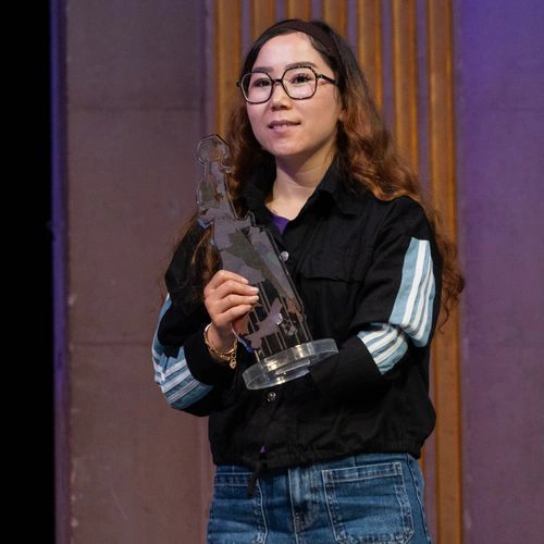 Lauréate posant avec son trophée lors des Trophées Alice Milliat
