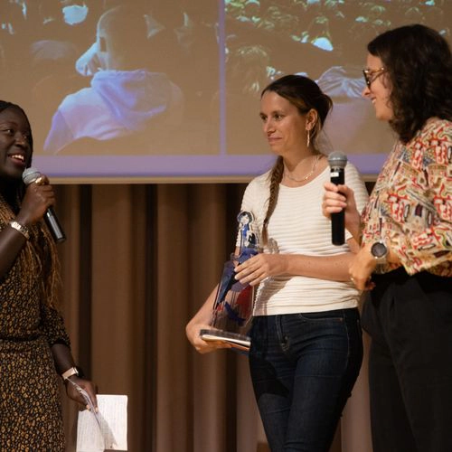 Remise de trophée entre intervenantes sur scène aux Trophées Alice Milliat