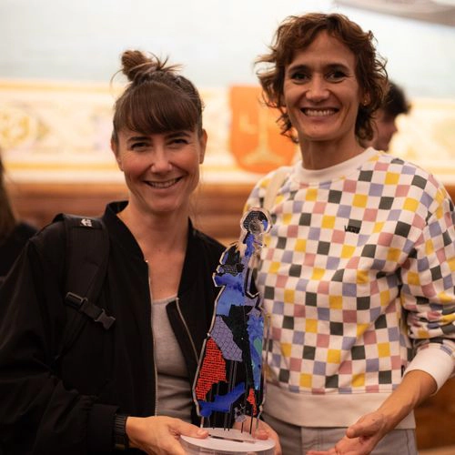 Lauréates souriantes posant avec leur trophée après la cérémonie des Trophées Alice Milliat
